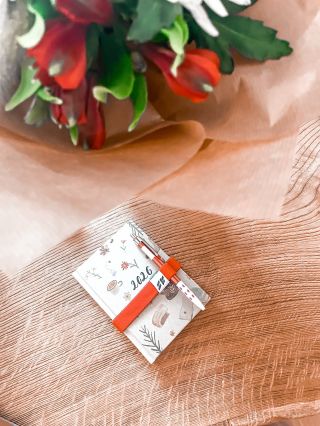 Chtěli jste: 🖍️ minimalistické ilustrace 📂kapsičku vzadu na drobnosti ✏️ gumičku na tužku Já chtěla: 🫟 barevný vnitřek...